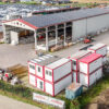 Modulare Bürocontainer und Lagerhalle mit Solardach auf Baustelle des Schulte Bauunternehmens