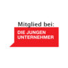 Mitgliedschaftslogo "Die Jungen Unternehmer" in roter Fahnenform mit weißer Schrift
